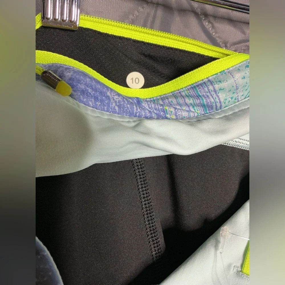 Lululemon Crop Leggings Size 10 - Black with Patterned Waist & Mesh Details - Picture 7 of 10
